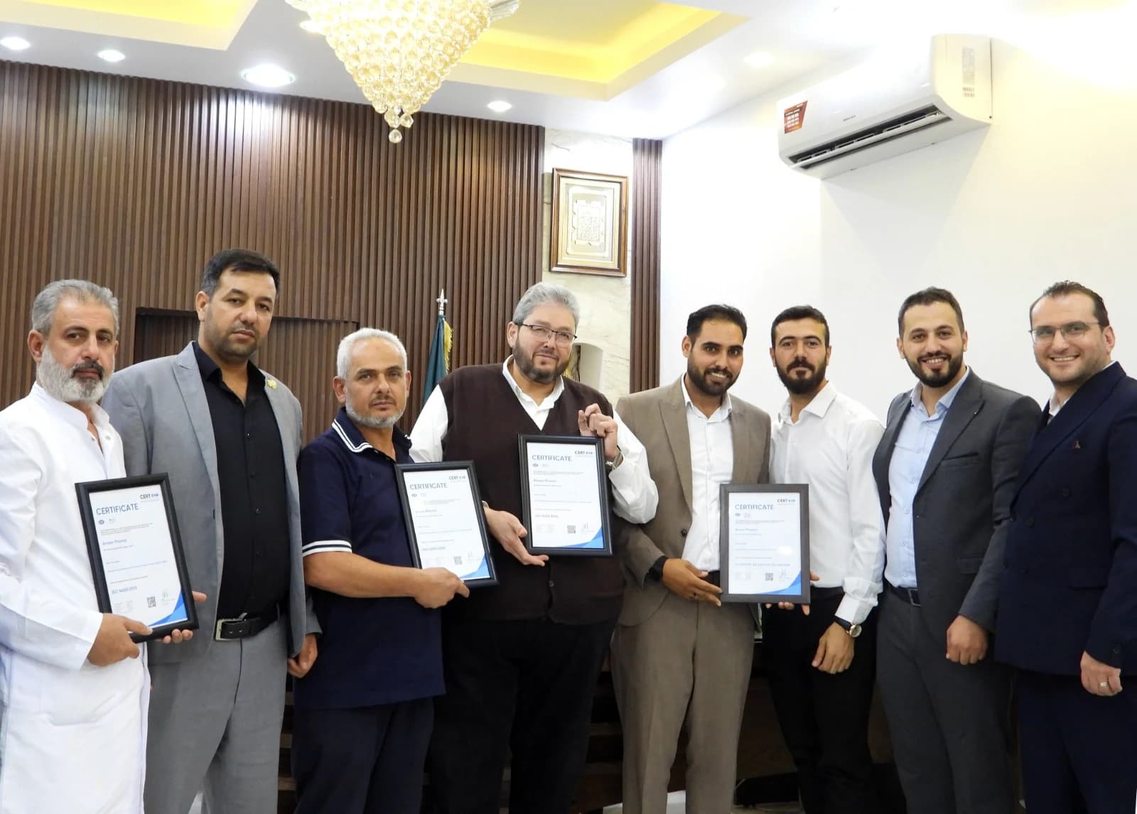 صورة جماعية لفريق أمين فارما أثناء تسليم شهادات الآيزو في مقر الشركة